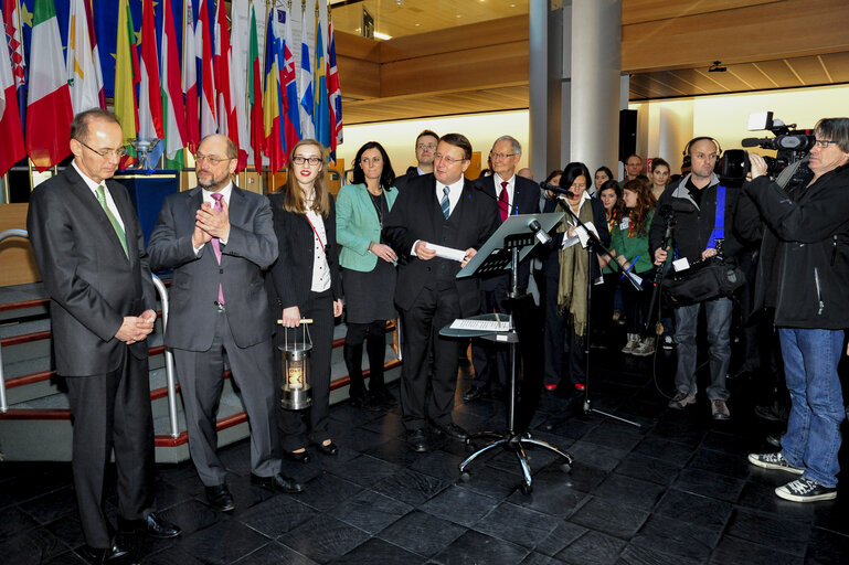 Φωτογραφία 21: Ep President at the ceremony of the handover of the Flame of Peace of Bethlehem to the European Parliament