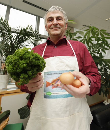 Suriet 9: MEP Martin HAUSLING holding vegetables