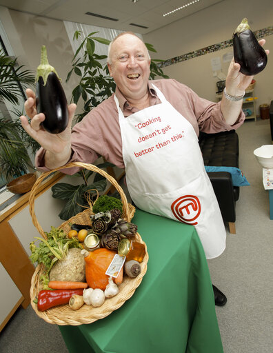 Suriet 6: MEP Keith TAYLOR holding vegetables