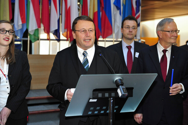 Φωτογραφία 20: Ep President at the ceremony of the handover of the Flame of Peace of Bethlehem to the European Parliament