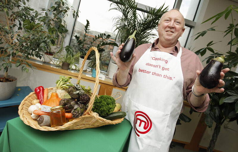 Suriet 7: MEP Keith TAYLOR holding vegetables