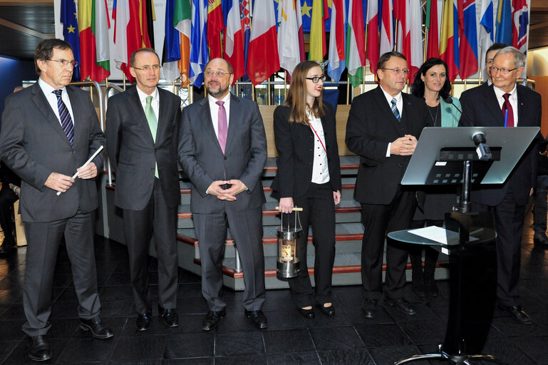 Φωτογραφία 19: Ep President at the ceremony of the handover of the Flame of Peace of Bethlehem to the European Parliament