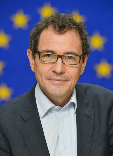 Снимка 13: MEP Robert ROCHEFORT in the European Parliament in Strasbourg