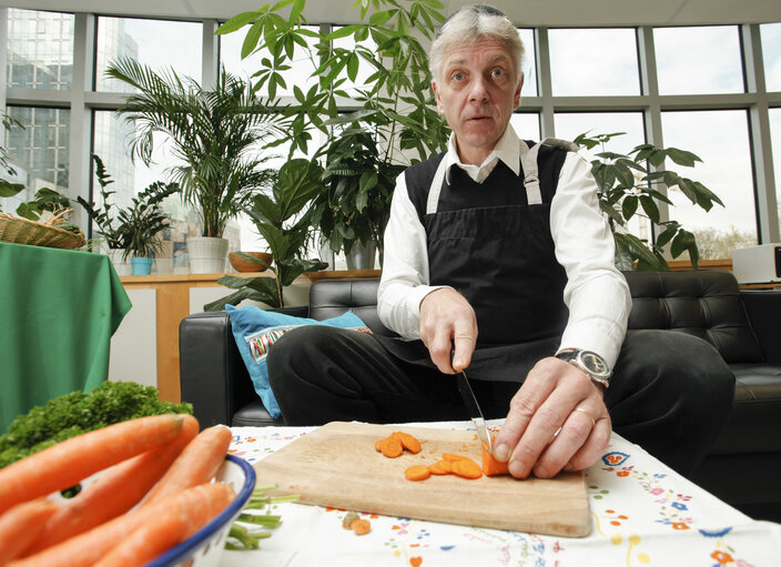 MEP Indrek TARAND holding vegetables