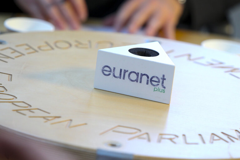 Fotografi 1: Euranet - The Radio network for EU news.    Detail on a logo Euranet