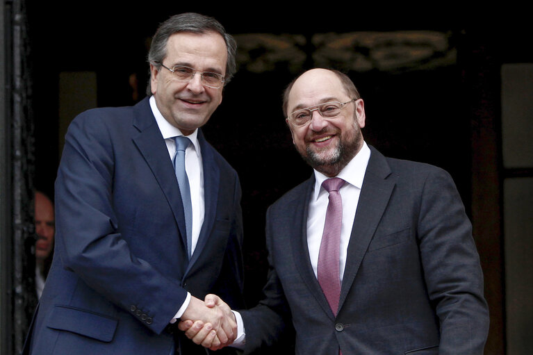 Fotografie 26: President Martin Schulz handshake with Greek Prime Minister Antoni Samaras the Hilton Hotel, in Athens,Greece on November 26 2013.