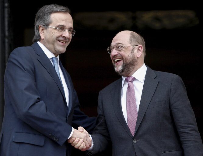 Fotografie 25: President Martin Schulz handshake with Greek Prime Minister Antoni Samaras the Hilton Hotel, in Athens,Greece on November 26 2013.