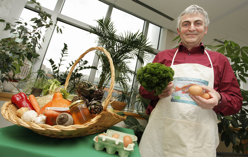 Suriet 10: MEP Martin HAUSLING holding vegetables