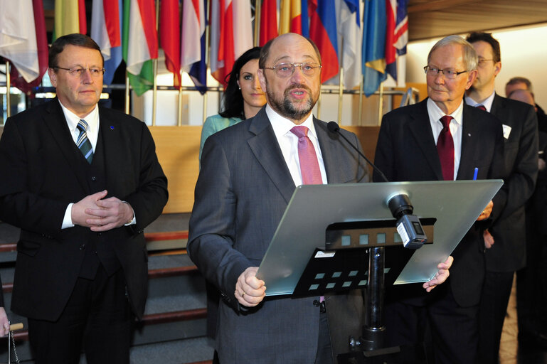 Φωτογραφία 15: Ep President at the ceremony of the handover of the Flame of Peace of Bethlehem to the European Parliament