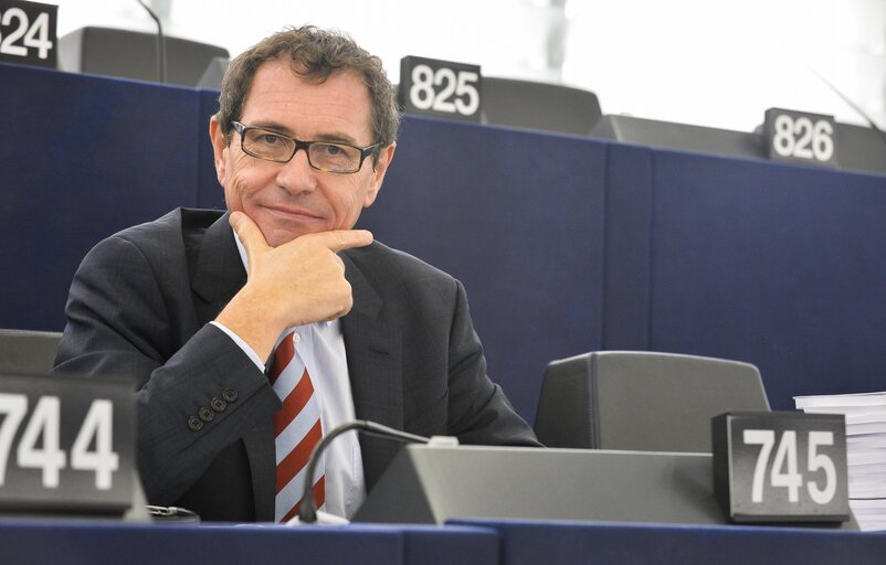 Снимка 4: MEP Robert ROCHEFORT in the European Parliament in Strasbourg