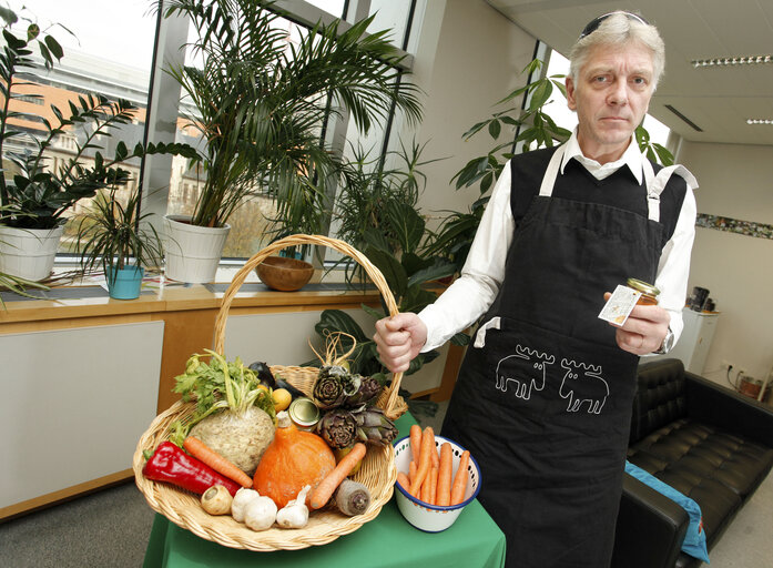 Suriet 1: MEP Indrek TARAND holding vegetables