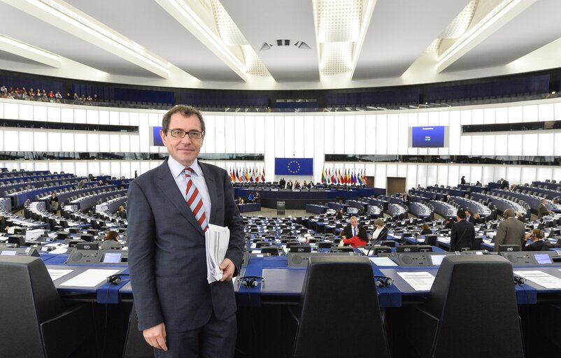 Снимка 7: MEP Robert ROCHEFORT in the European Parliament in Strasbourg