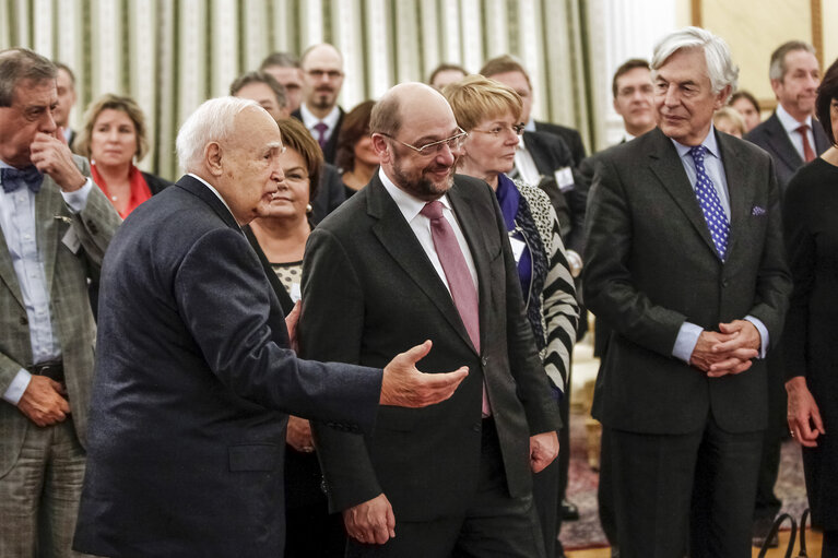 Fotografia 4: Mr Karolos Papoulias, President of the Greek Republic welcomes President Martin Schulz presidential palace in Athens,Greece on November 26 2013.