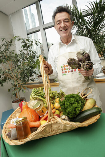 MEP Yves COCHET holding vegetables