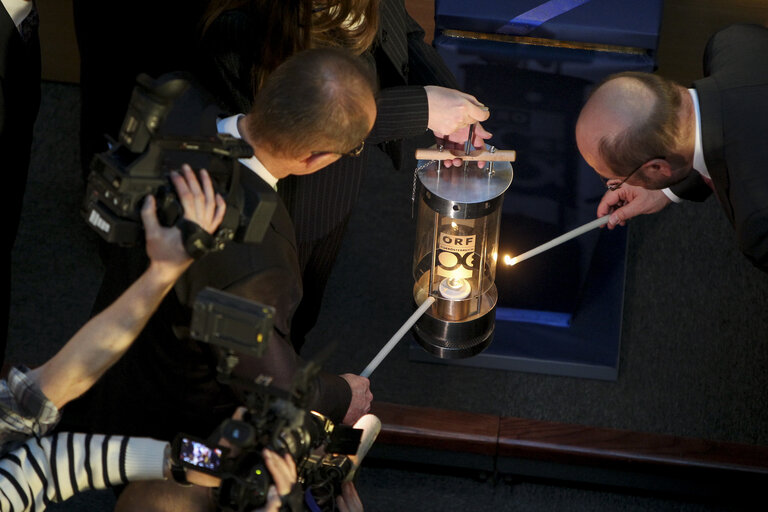 Φωτογραφία 5: Ep President at the ceremony of the handover of the Flame of Peace of Bethlehem to the European Parliament