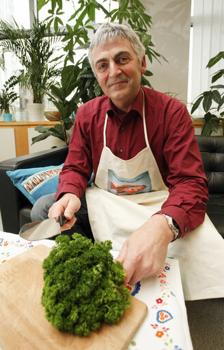 Suriet 8: MEP Martin HAUSLING holding vegetables