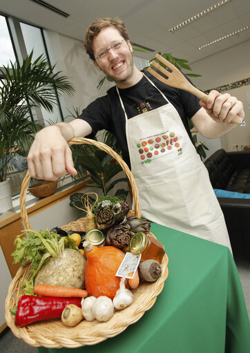 Suriet 4: MEP Jan Philipp ALBRECHT holding vegetables