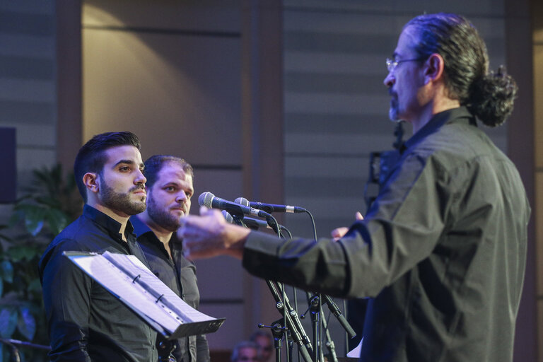 Fotografia 4: Greek singers TRAGOUDISTADES TSI ZAKYNTHOS in the Mediterranean