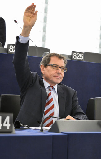 Снимка 2: MEP Robert ROCHEFORT in the European Parliament in Strasbourg