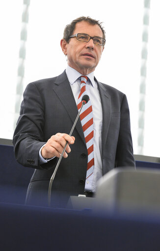 Снимка 3: MEP Robert ROCHEFORT in the European Parliament in Strasbourg