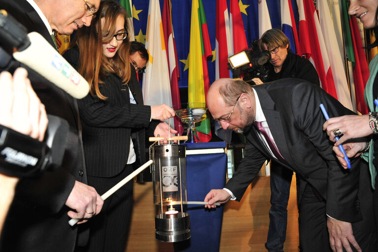 Φωτογραφία 14: Ep President at the ceremony of the handover of the Flame of Peace of Bethlehem to the European Parliament