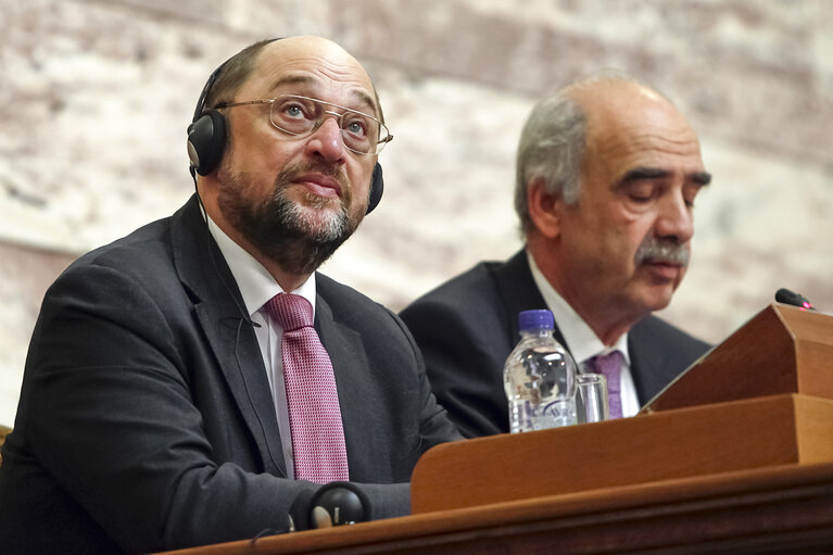 Fotografia 10: President Martin Schulz during a meeting with Greek Chairman of the Parliament Evangelos Meimarakis at Greek Parliament in Athens,Greece on November 26 2013.