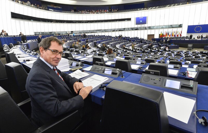 Снимка 6: MEP Robert ROCHEFORT in the European Parliament in Strasbourg