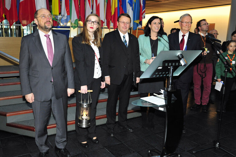 Φωτογραφία 23: Ep President at the ceremony of the handover of the Flame of Peace of Bethlehem to the European Parliament