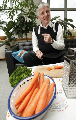 Suriet 3: MEP Indrek TARAND holding vegetables