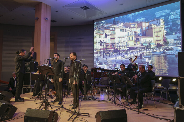 Fotografia 3: Greek singers TRAGOUDISTADES TSI ZAKYNTHOS in the Mediterranean