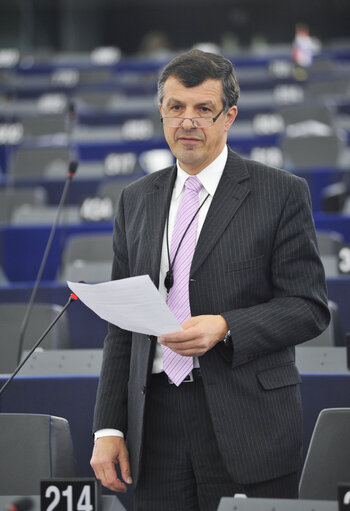 Fotografi 33: Plenary session week 50 2013 - Relations between the European Parliament and the institutions representing the national governments