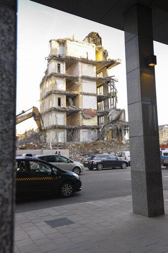 Building demolition at the corner rue de Treves/Rue Belliard.