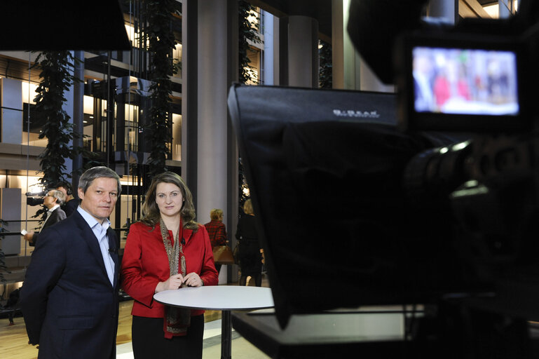 Fotó 1: Silvia-Adriana TICAU meets Commissioner Dacian CIOLOS at Vox Box