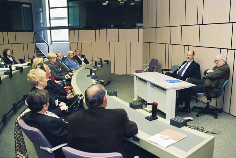 Foto 2: EP President and MEP Carlos ROBLES PIQUER meet with a visitors group in Strasbourg