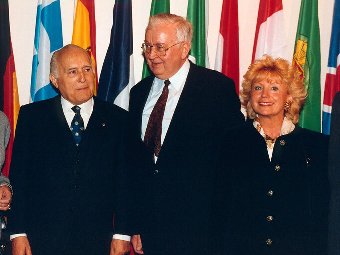 Foto 15: Italian President makes an official visit to the EP in Strasbourg in November 1993