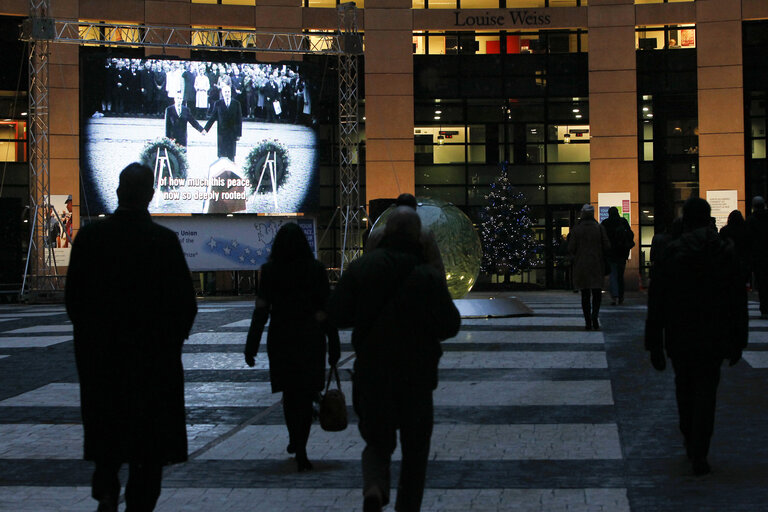 Nobel Peace Prize 2012 - Giant screen broadcasting the ceremony in the LOW courtyard at the EP in Strasbourg