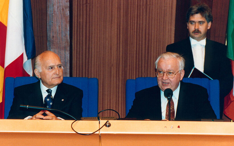 Photo 14: Italian President makes an official visit to the EP in Strasbourg in November 1993