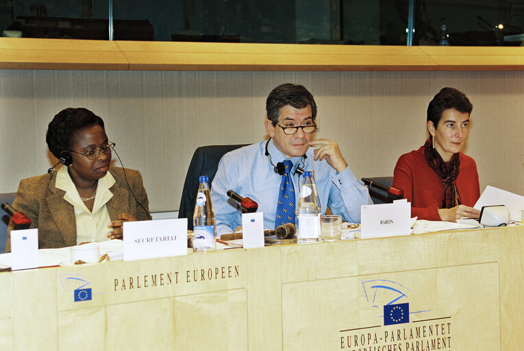 Zdjęcie 8: The MEP Enrique BARON CRESPO during a meeting in Brussels in October 1999.