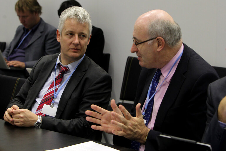 Foto 45: Matthias Groote European Parliament Head of Delegation (L) in a meeting of European Parliament Delegation with Phil Hogan (irish minister for environment,community and local government) during the United Nations Climate Change conference in Doha, Qatar, Friday, Dec.7, 2012 (Photo/mohamed farag)