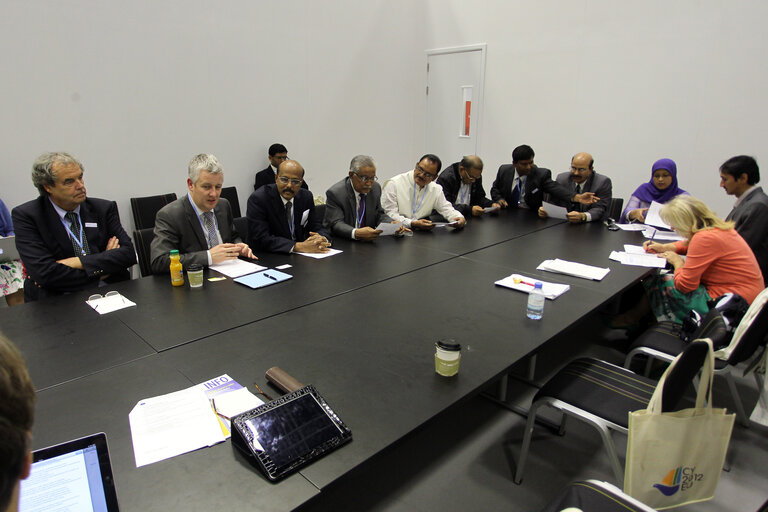 Foto 27: Karl Heinz Florenz and Matthias Groote European Parliament Head of Delegation in a meeting of European Parliament Delegation with Bangladeshi group during the United Nations Climate Change conference in Doha, Qatar, Thursday, Dec.6, 2012