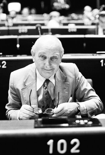 Fotografija 8: The MEP Peter BEAZLEY during a session in June 1981.