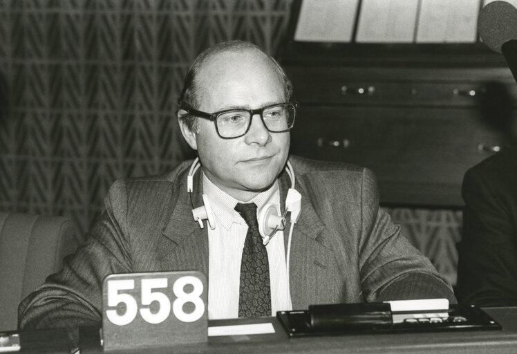 Foto 1: POMPIDOU Alain in the hemicycle of the European Parliament in Strasbourg in March 1990