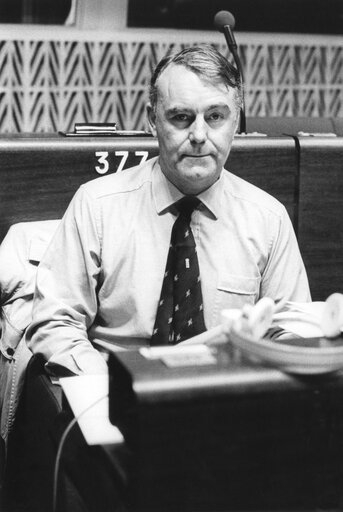 Fotografie 1: PITT Terrence in the hemicycle of the European Parliament in Strasbourg in April 1985