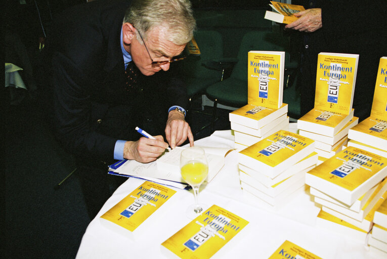 Fotografija 25: Presentation of the book entitled Kontinent Europa - Kern, Ubergange, Grenzen