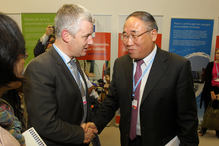 Fotó 20: Matthias Groote European Parliament Head of Delegation, on the left, shakes hands with Xie Zhenhua ( minister,vice chairman of the national development and reform commission,china ) during the United Nations Climate Change conference in Doha, Qatar, Thursday, Dec.6, 2012