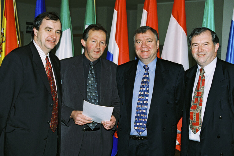 Fotografija 1: Irish MEPs receive the proposals of the IFA for the reform of the CAP