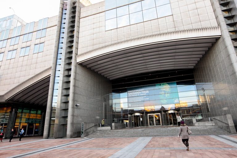 Zdjęcie 1: Sakharov Prize banner at the entrance of the European Parliament