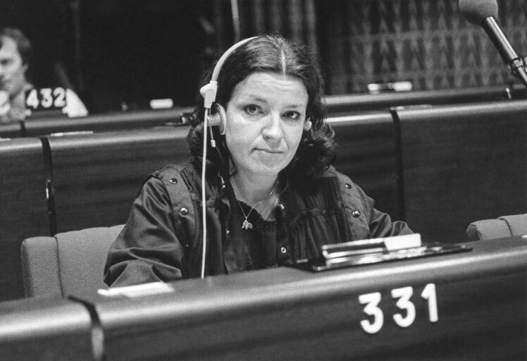 Fotografie 2: ROTHE Mechtild  in the hemicycle of the European Parliament in Strasbourg in March 1985