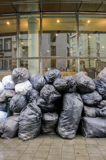 Valokuva 4: Garbage bags - Garbage collection