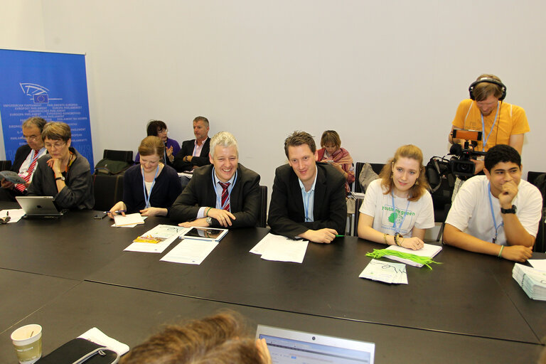 Fotografia 4: Matthias Groote European Parliament Head of Delegation in a meeting with representatives of the YOUthinkgreen movement On the sidelines the United Nations Climate Change conference in Doha, Qatar, Friday, Dec.7, 2012 (Photo/mohamed farag)